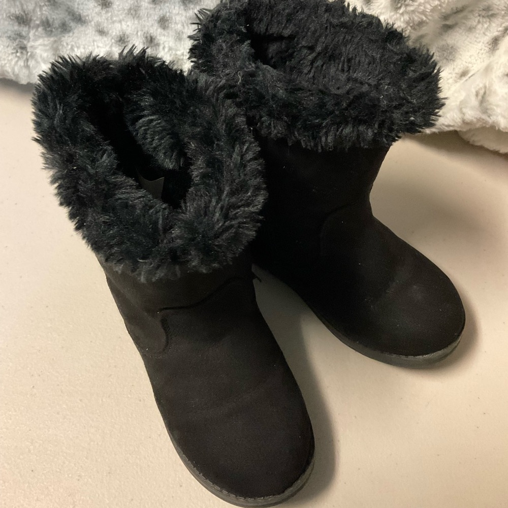Toddler girl’s fur lined boots size 9
